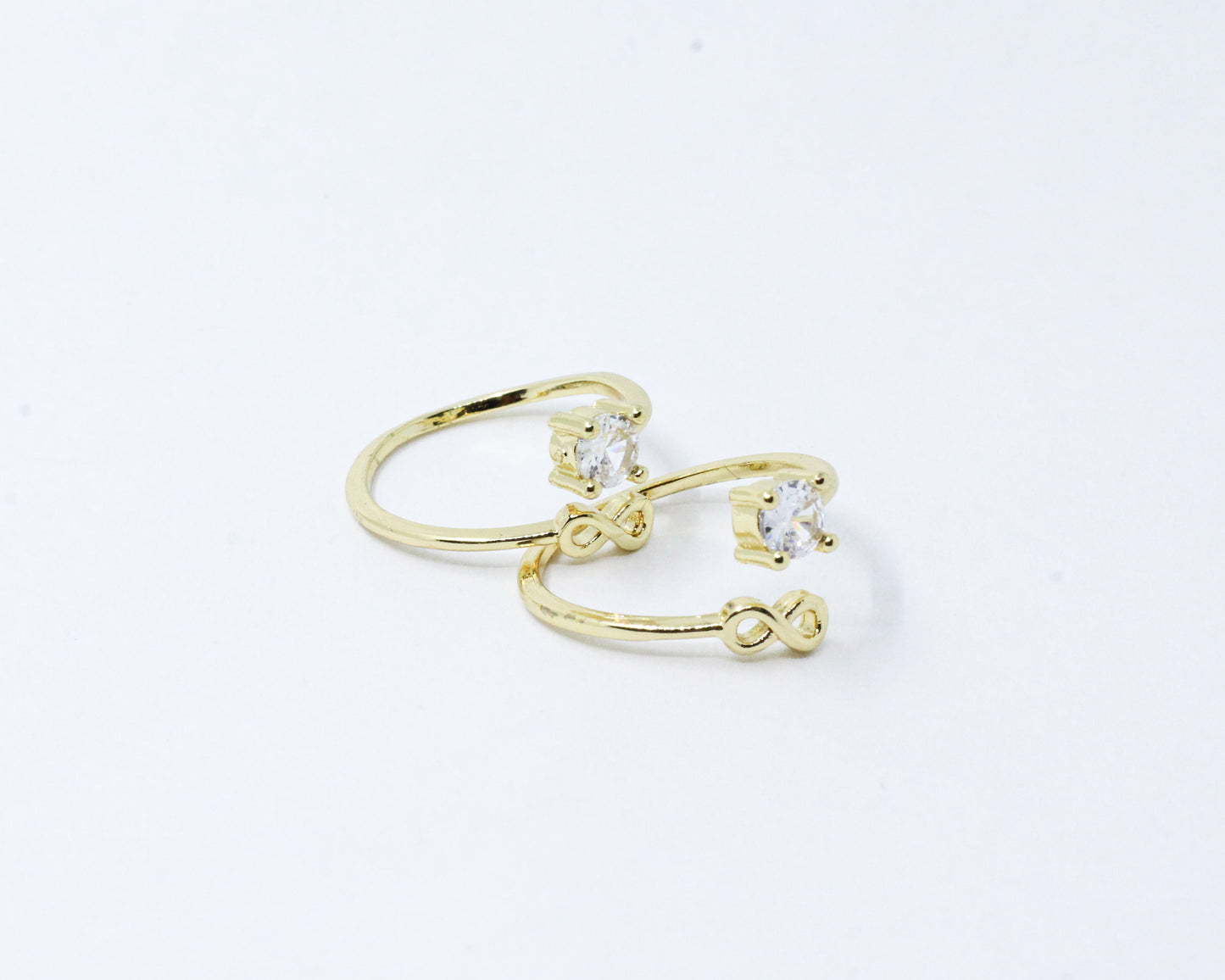 Anillo dorado infinito brillante