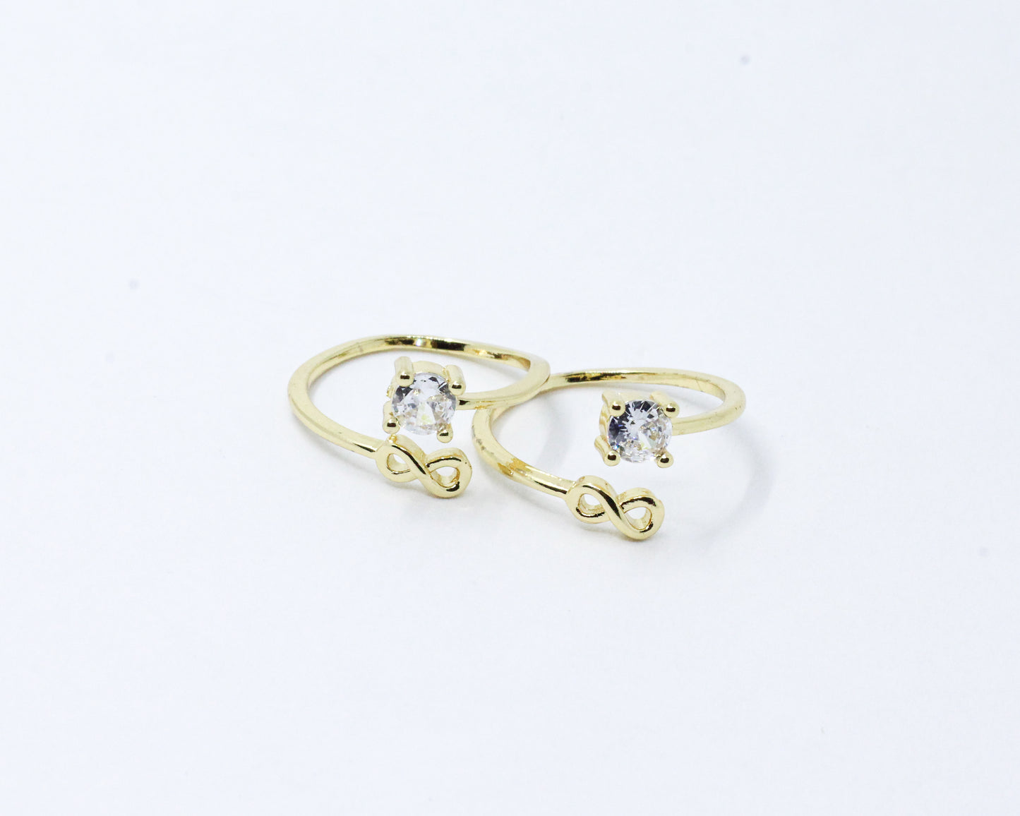 Anillo dorado infinito brillante