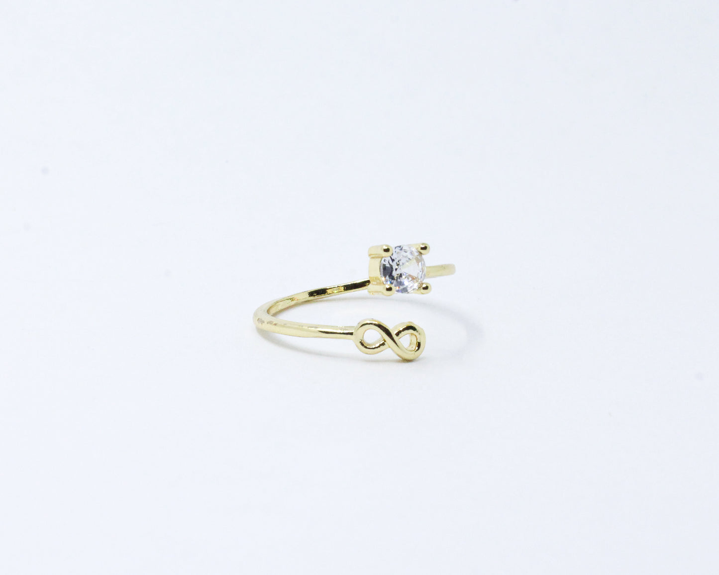 Anillo dorado infinito brillante