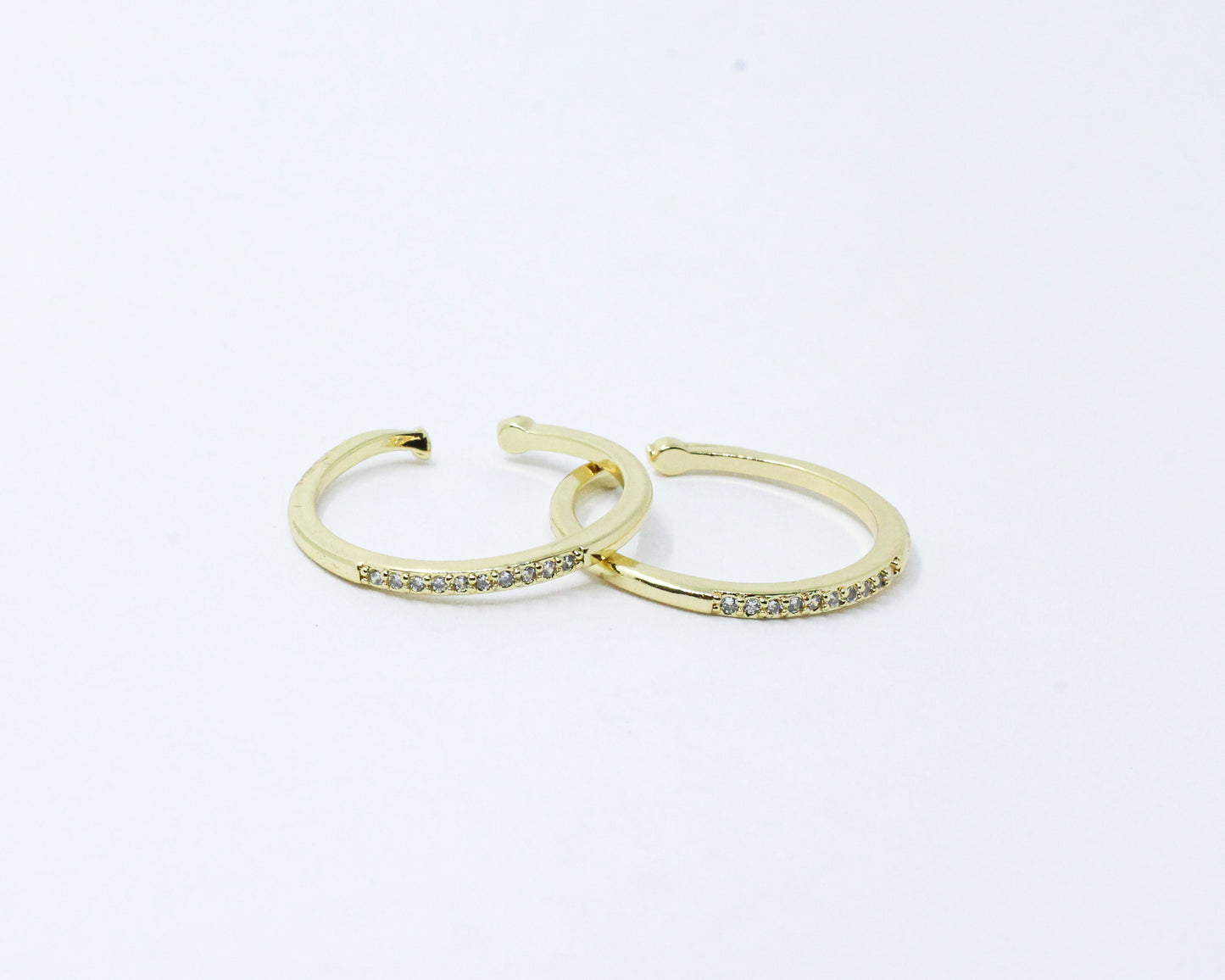 Anillo dorado y brillos