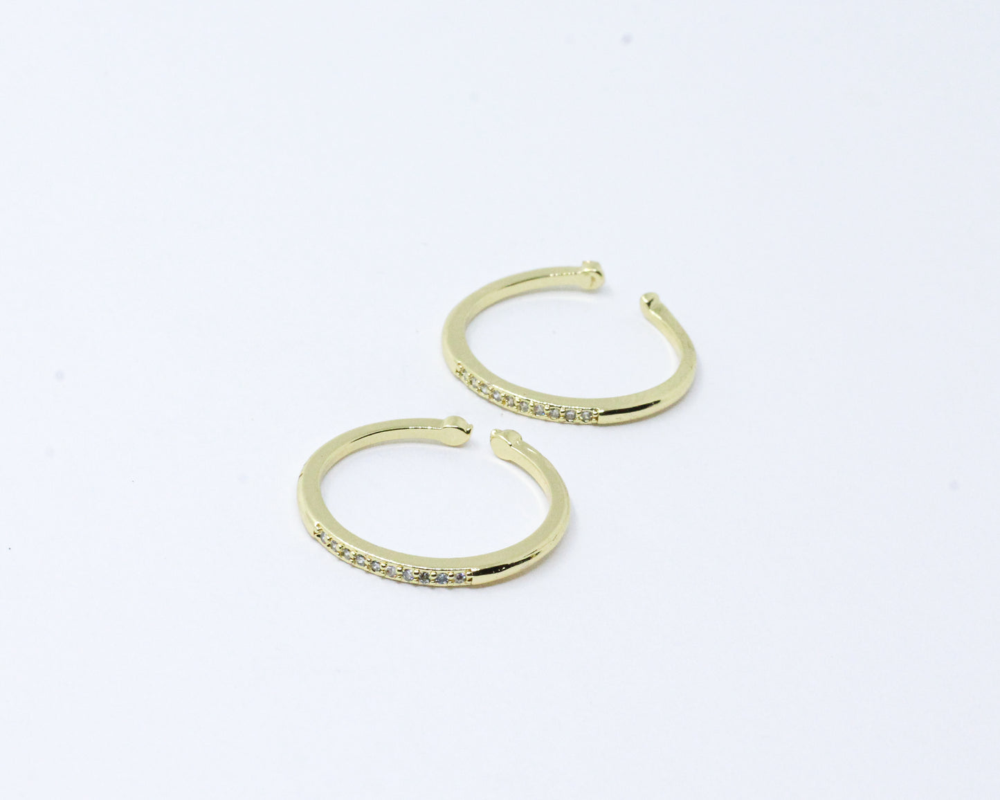 Anillo dorado y brillos