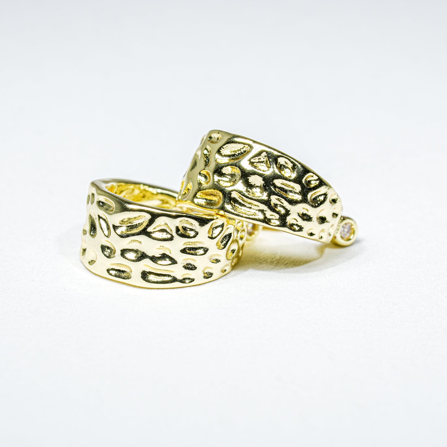 Earcuff dorado texturizado