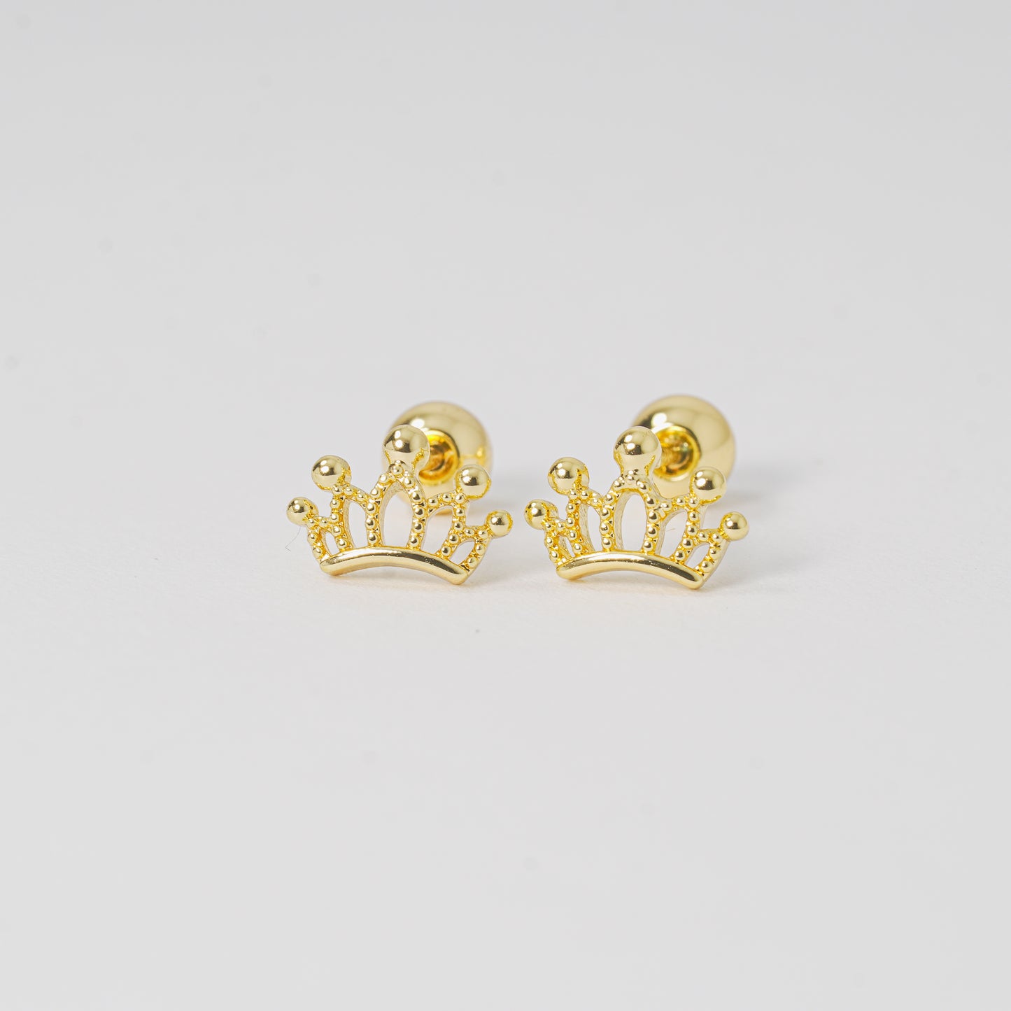 Topos coronas delineadas doradas con circones