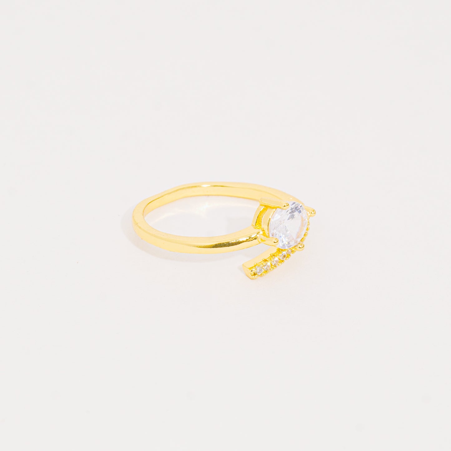 Anillo Dorado Circón Blanco