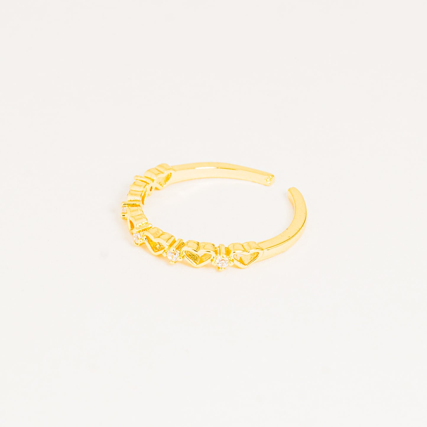 Anillo dorado corazones brillando