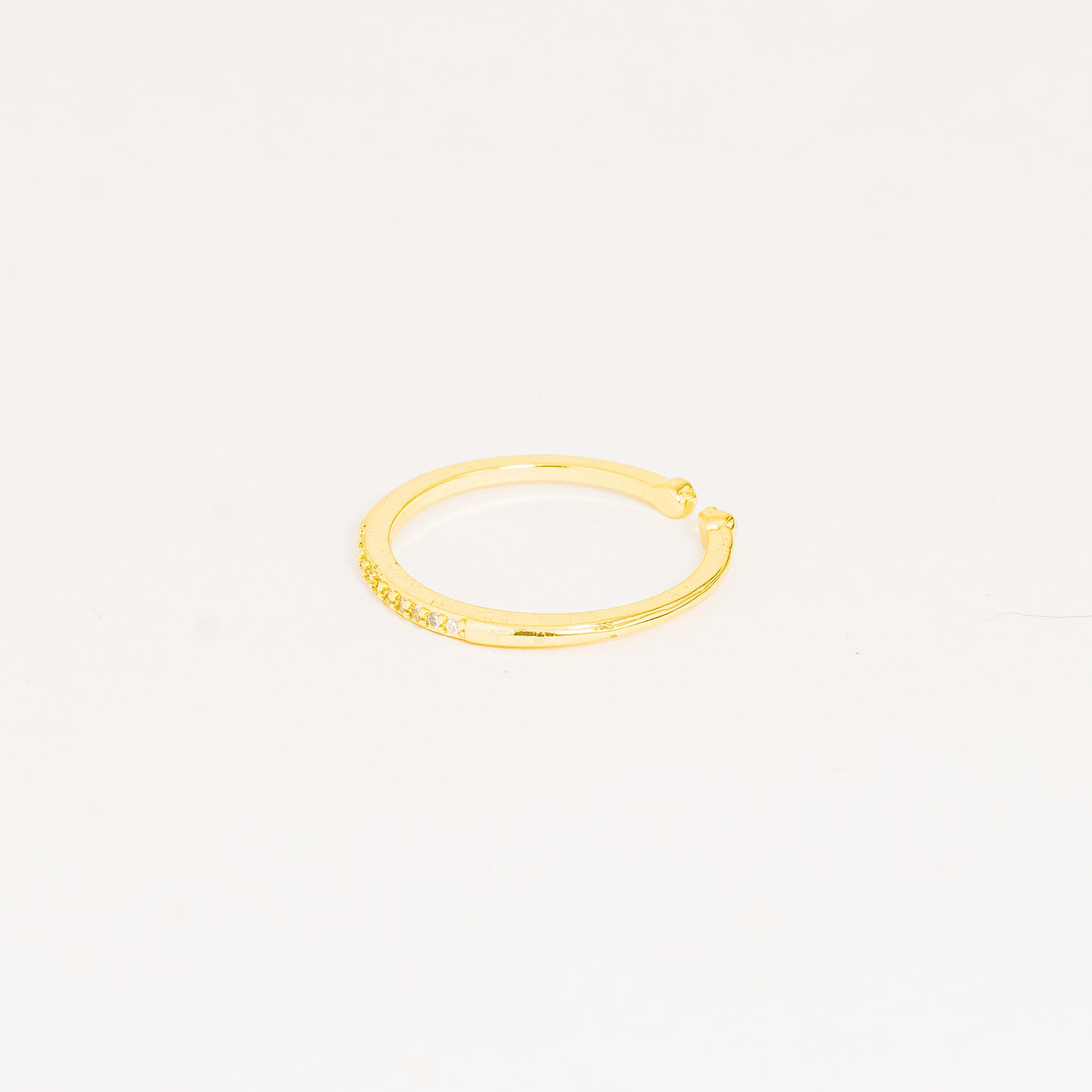 Anillo dorado y brillos