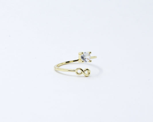 Anillo dorado infinito brillante