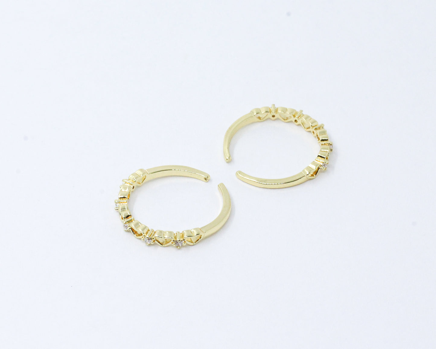 Anillo dorado corazones brillando