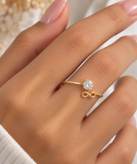 Anillo dorado infinito brillante vista 2