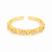 Anillo dorado corazones brillando vista 1