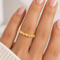 Anillo dorado corazones brillando vista 2