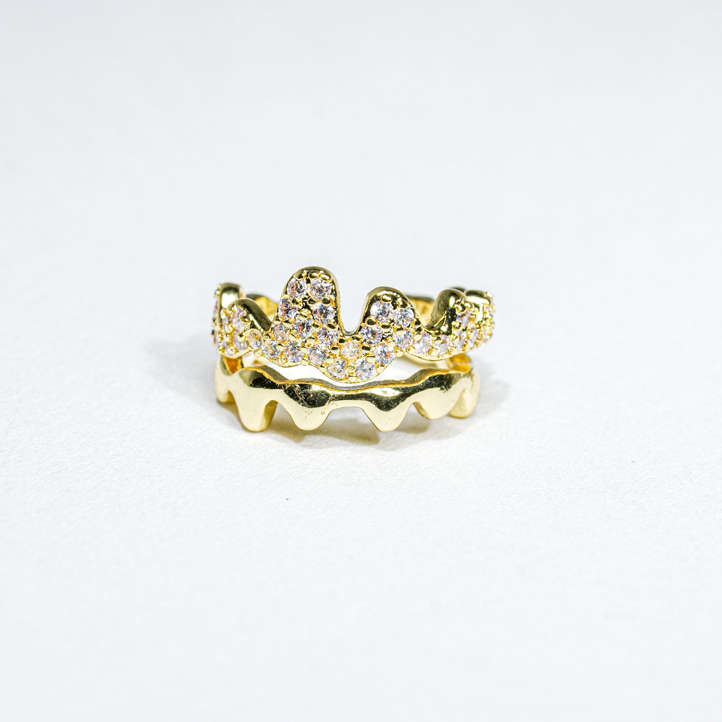 Earcuff dorado con siluetas