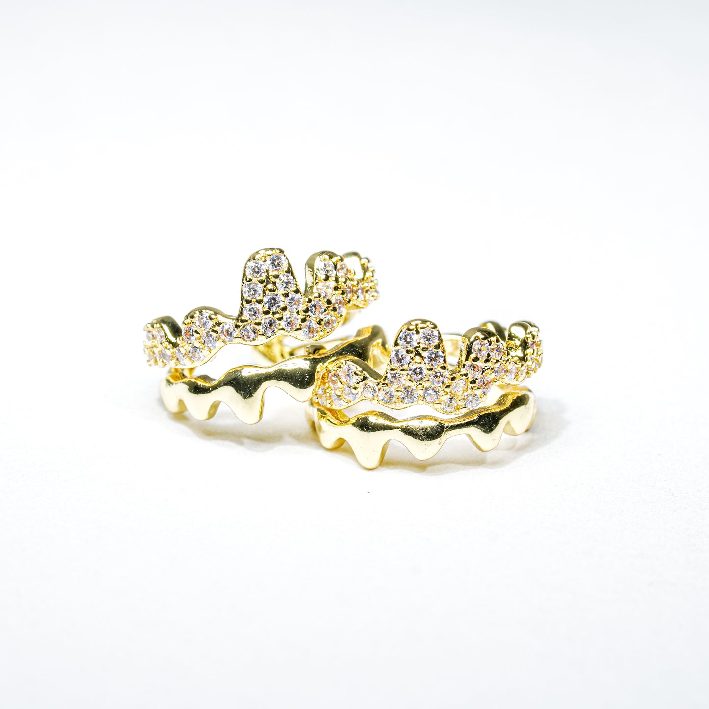 Earcuff dorado con siluetas