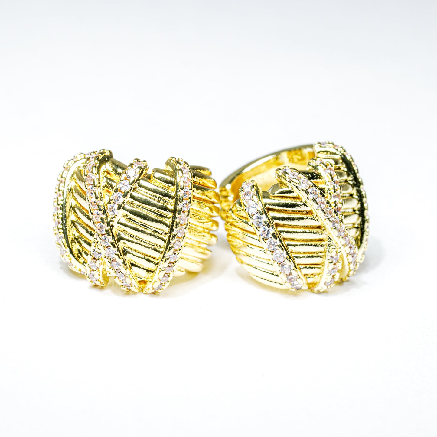 Earcuff dorado entrelazado