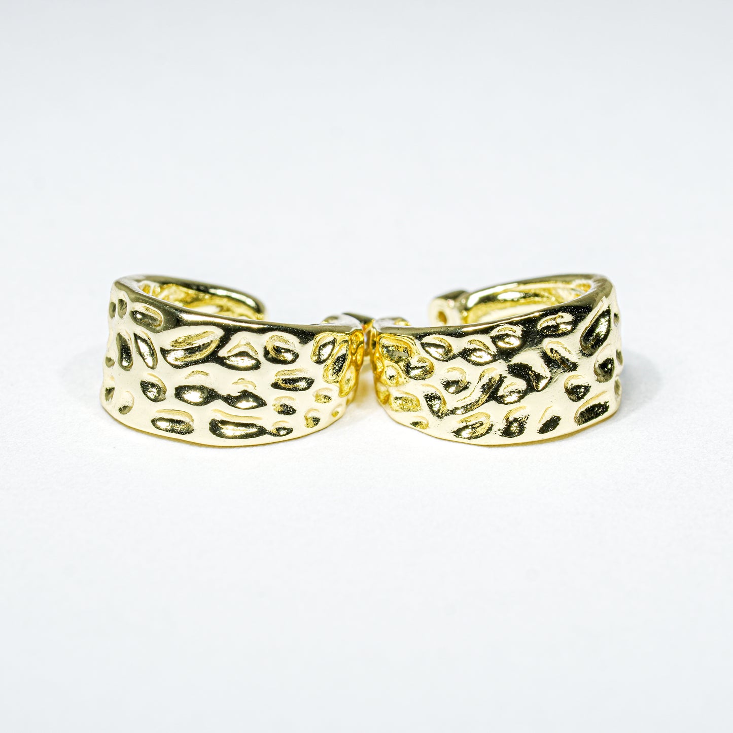 Earcuff dorado texturizado