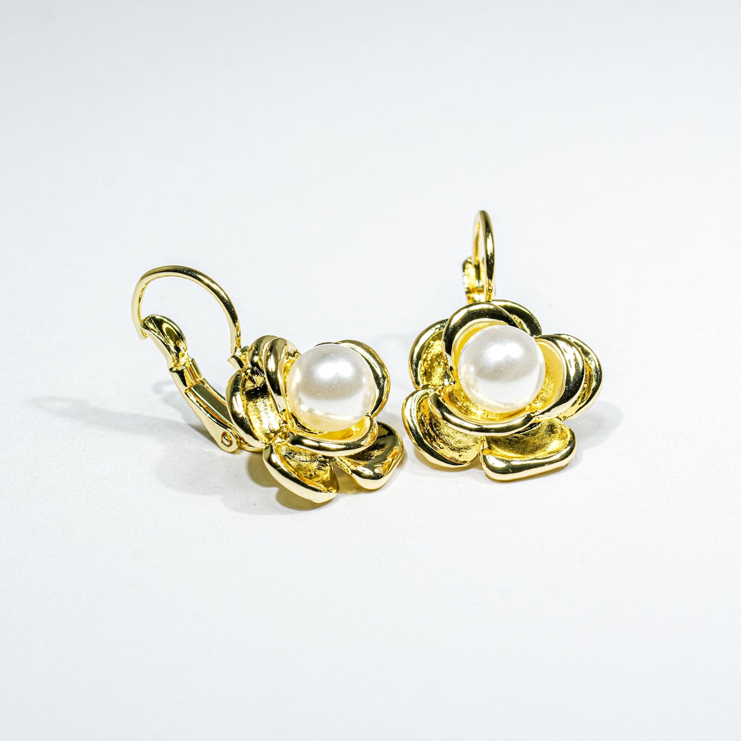 Arete flor perla