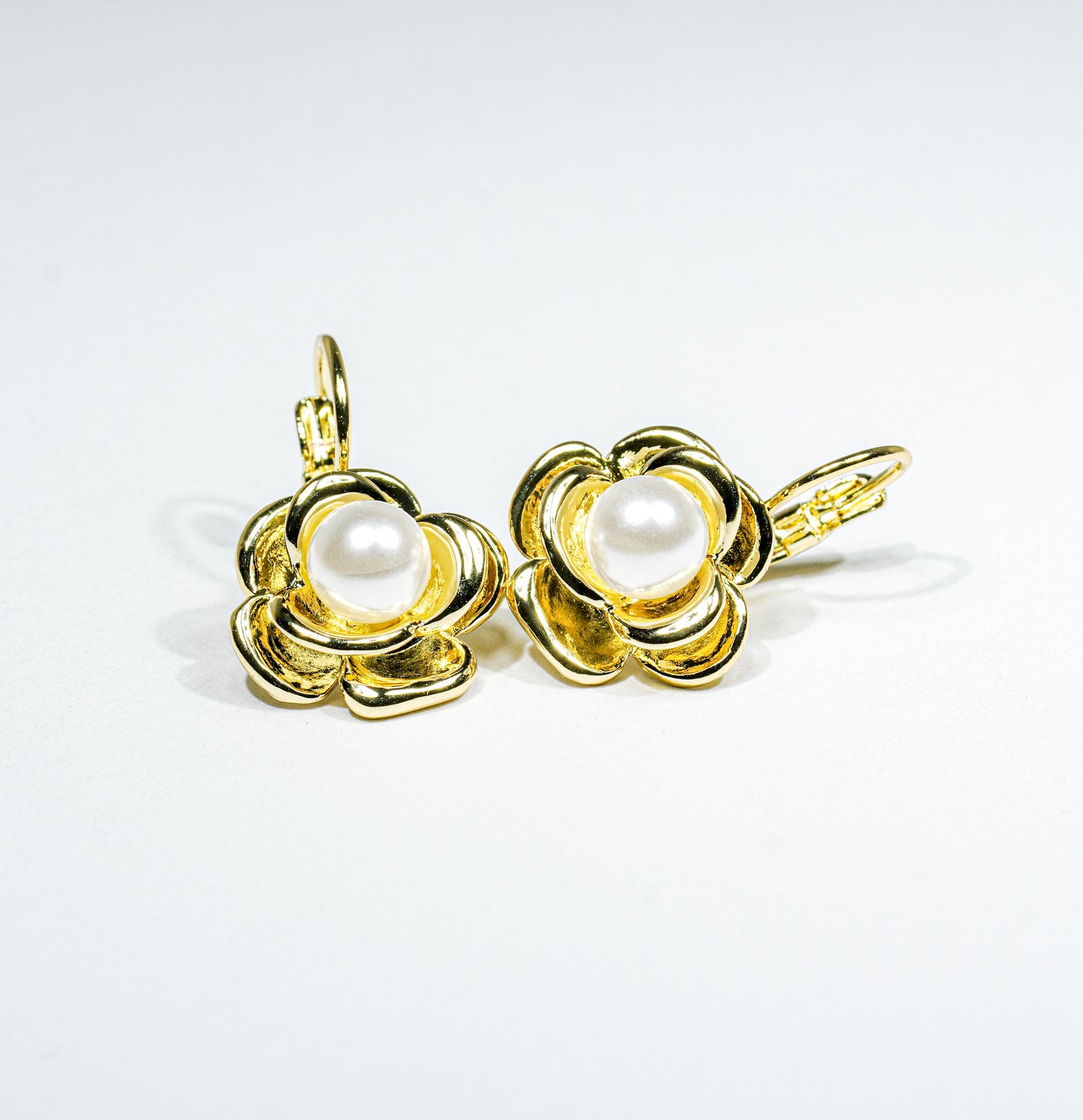 Arete flor perla