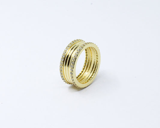 Anillo dorado liso con circones