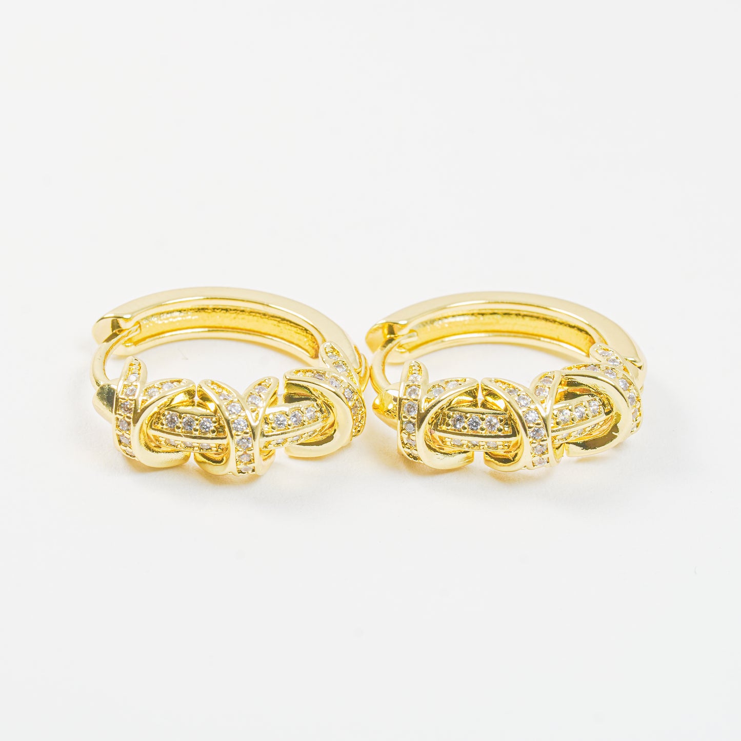 Candongas doradas nudo elegante con circones