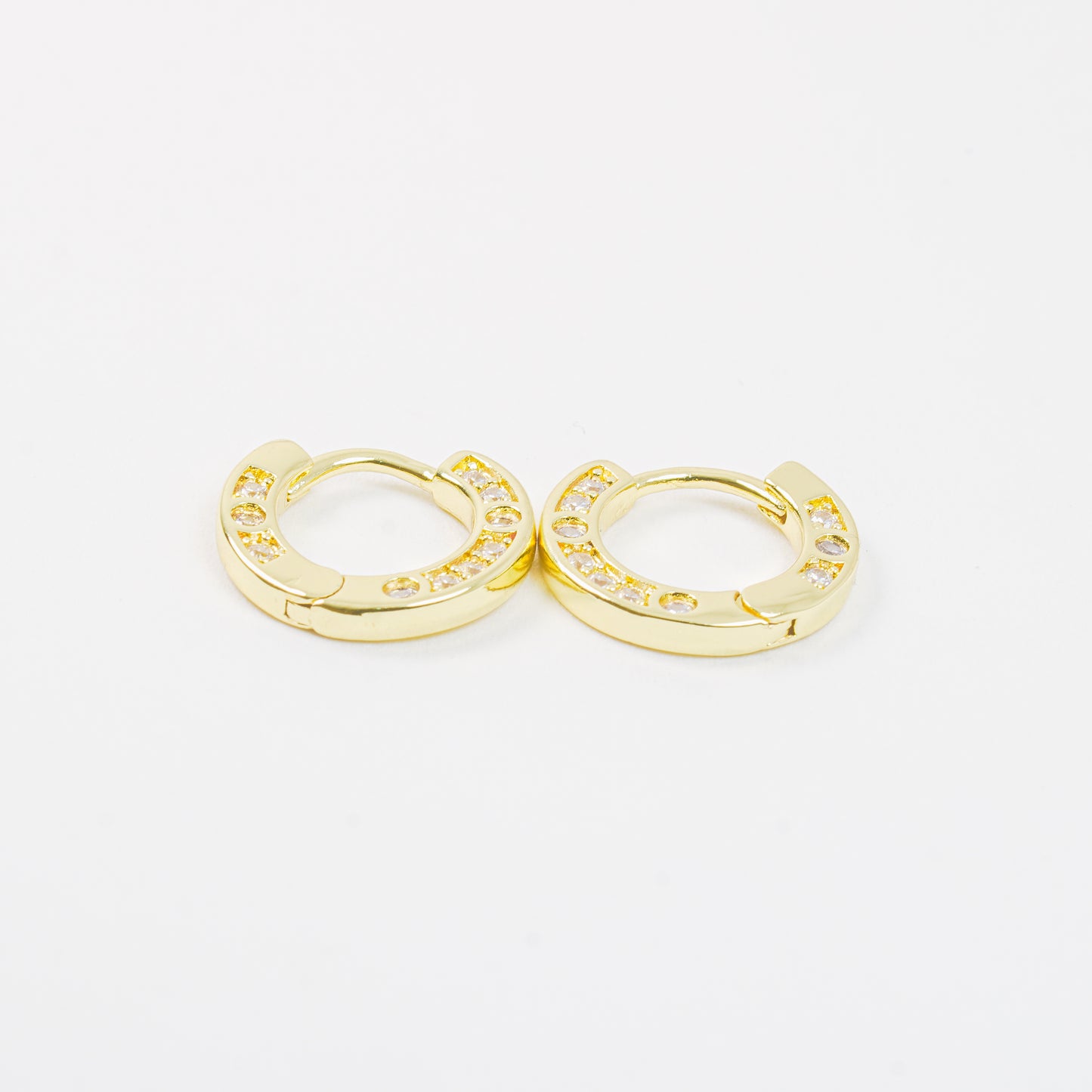 Candongas doradas clásicas con circones
