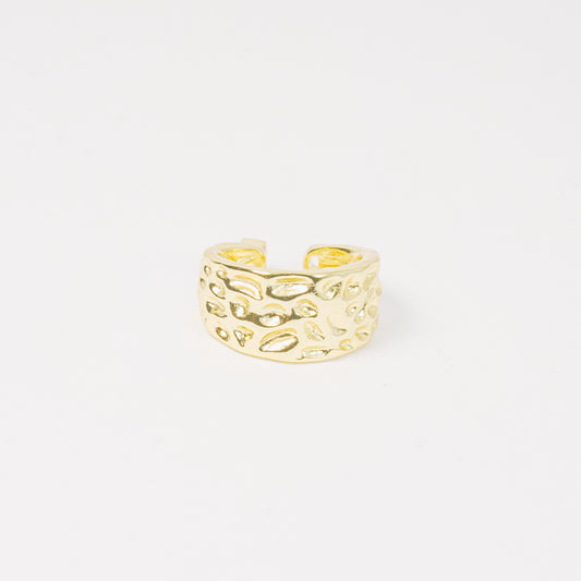 Earcuff dorado texturizado