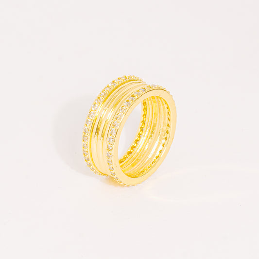 Anillo dorado liso con circones