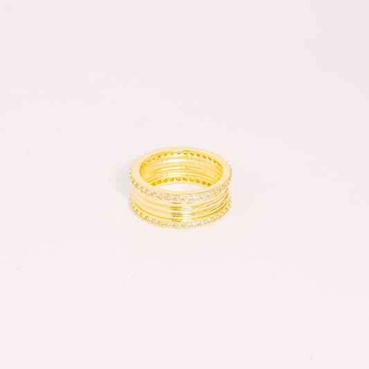 Anillo dorado liso con circones
