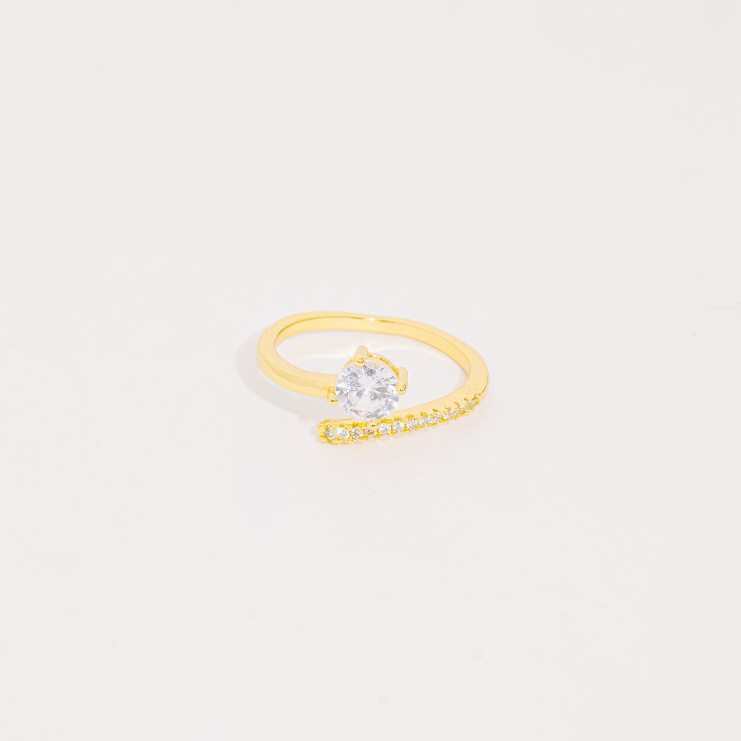 Anillo Dorado Circón Blanco