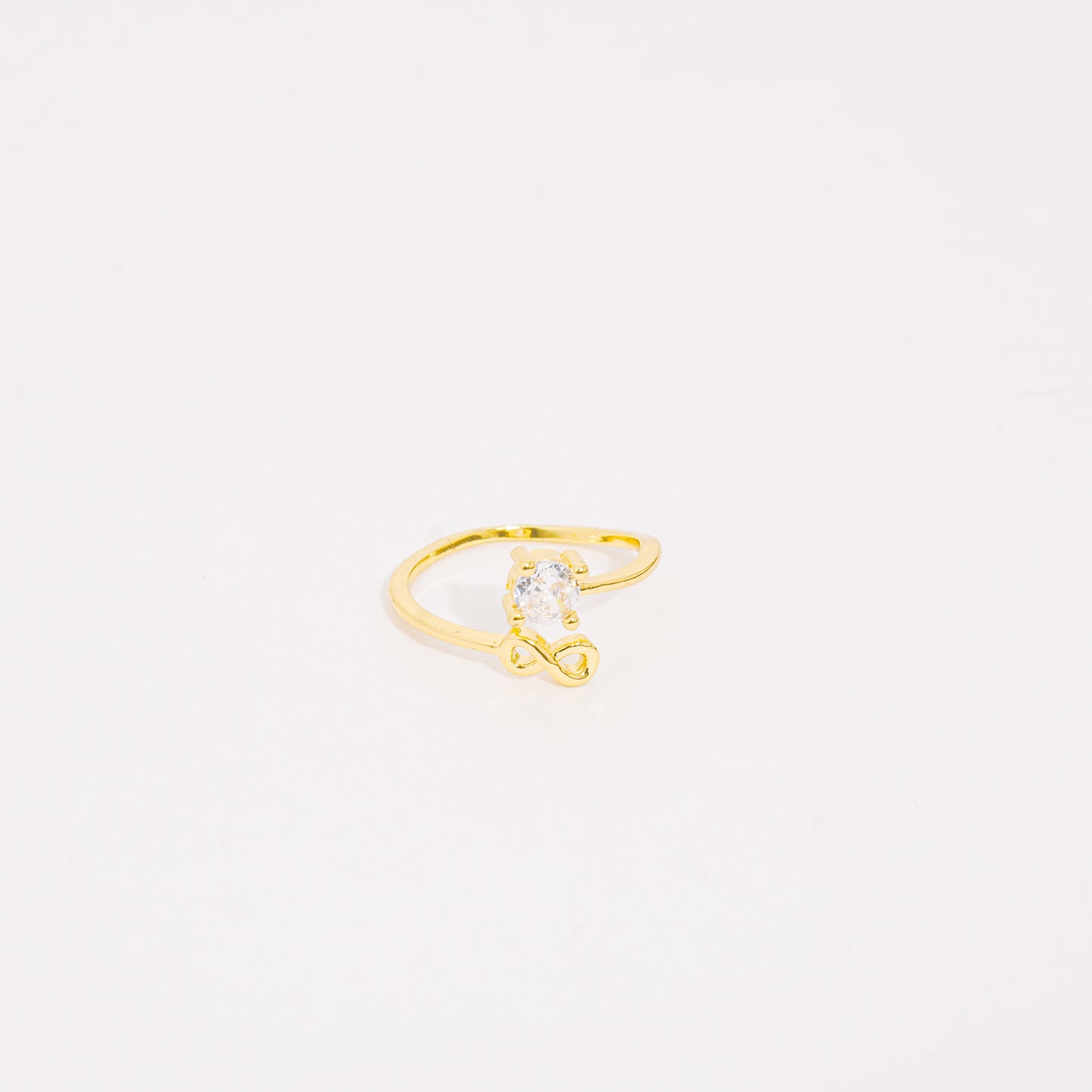 Anillo dorado infinito brillante