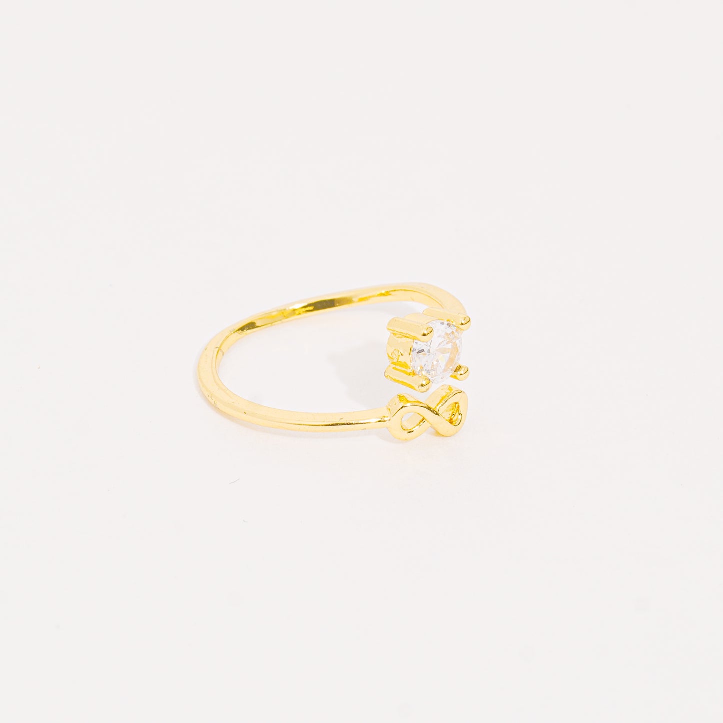 Anillo dorado infinito brillante