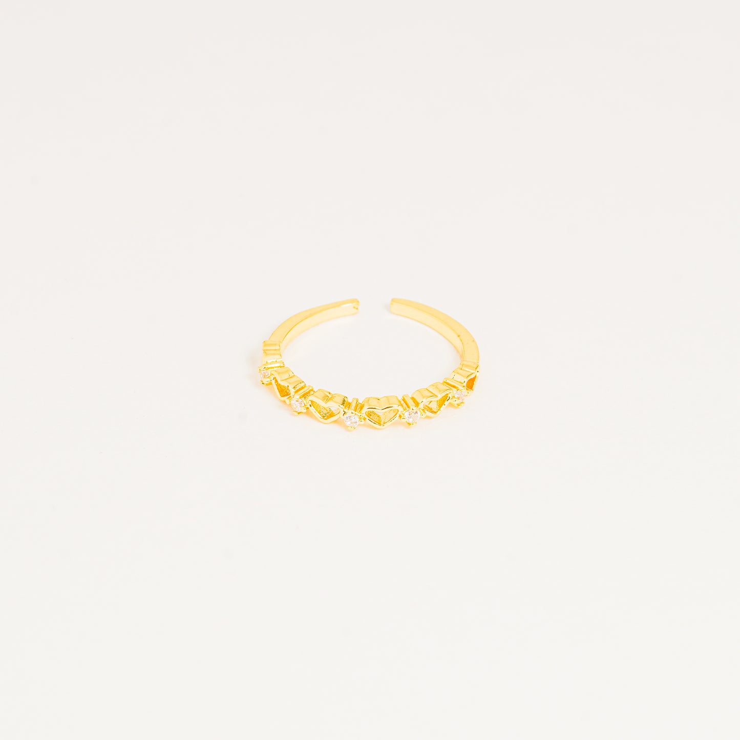 Anillo dorado corazones brillando