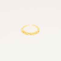 Anillo dorado corazones brillando vista 1