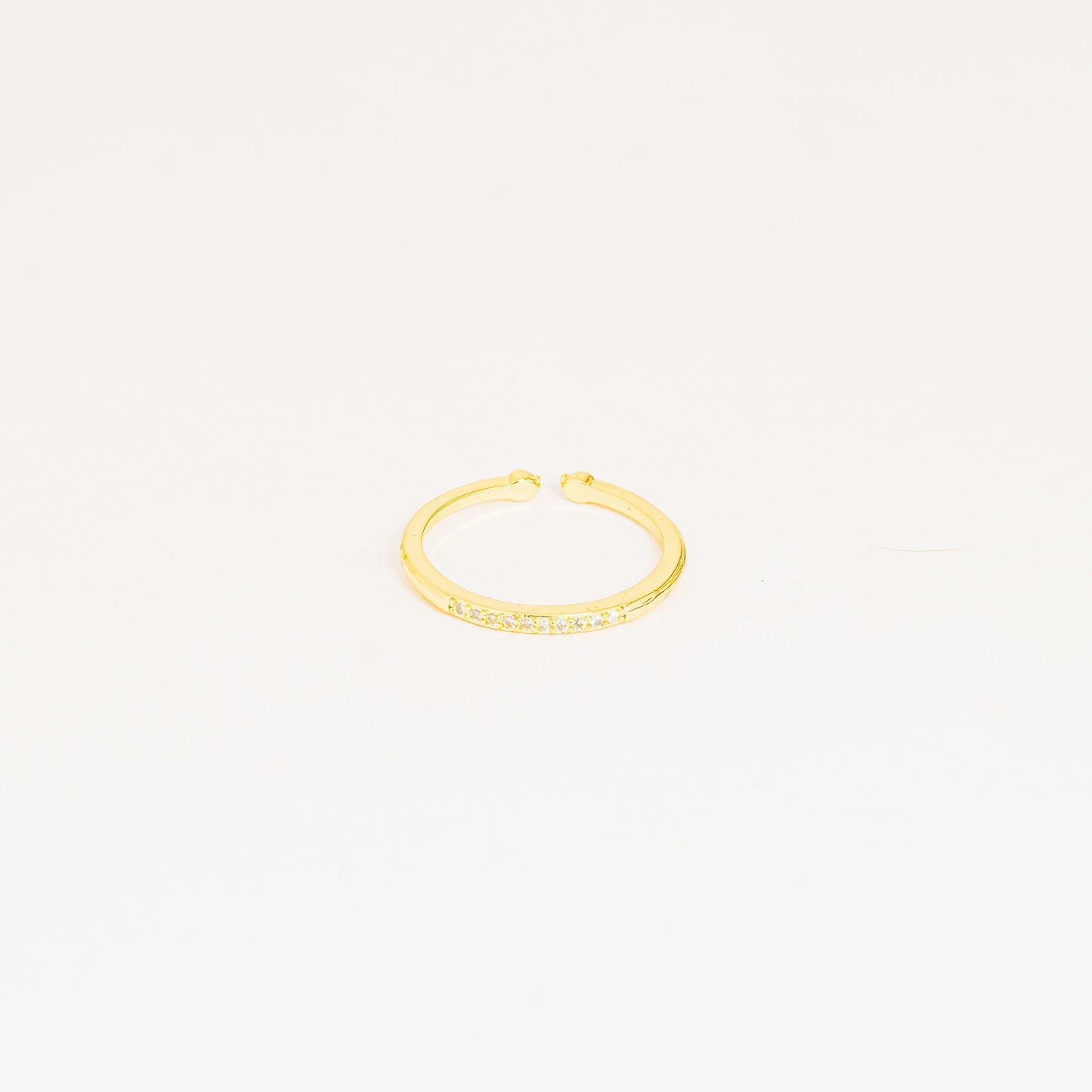 Anillo dorado y brillos