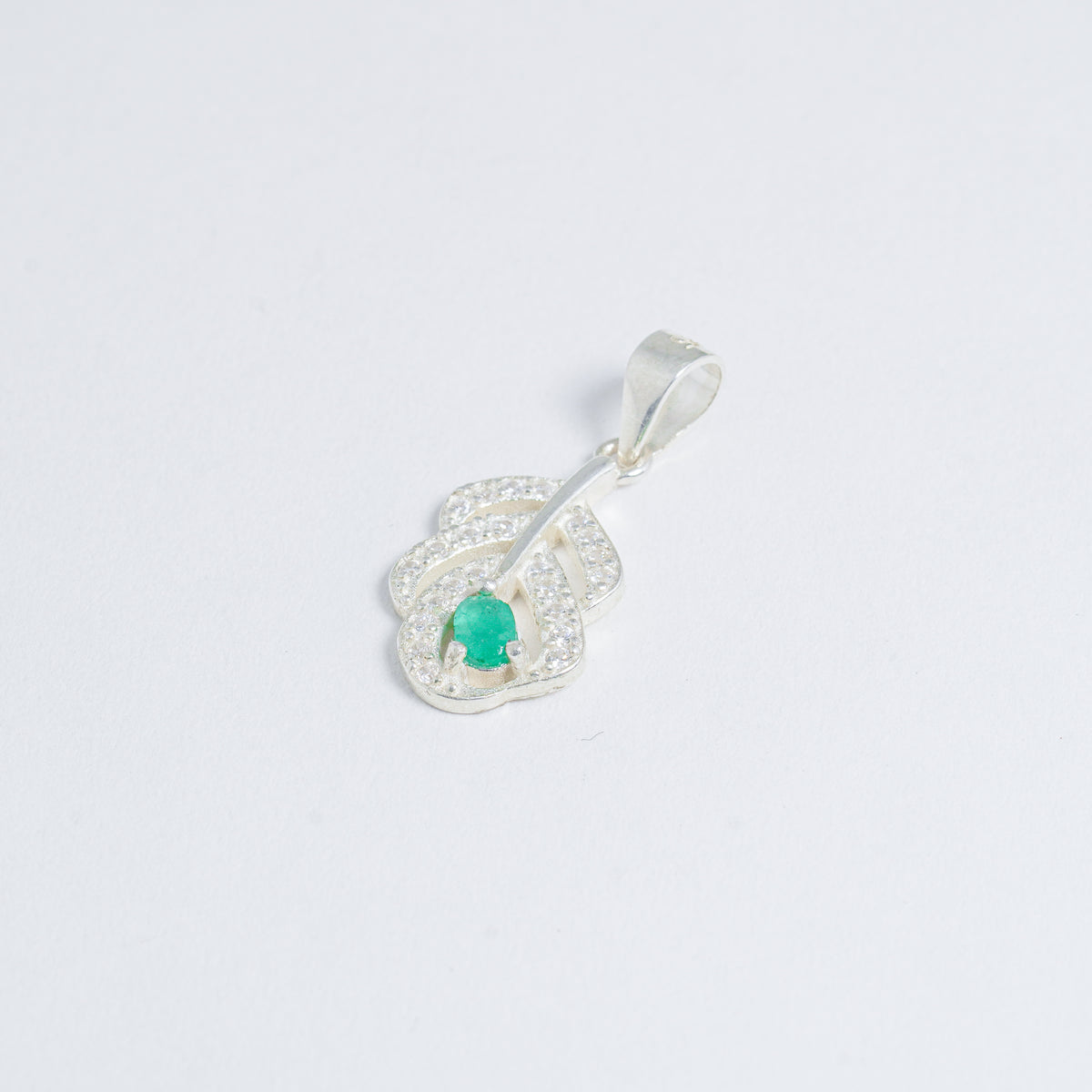 Dije De Plata Con Esmeralda En Forma De Hoja
