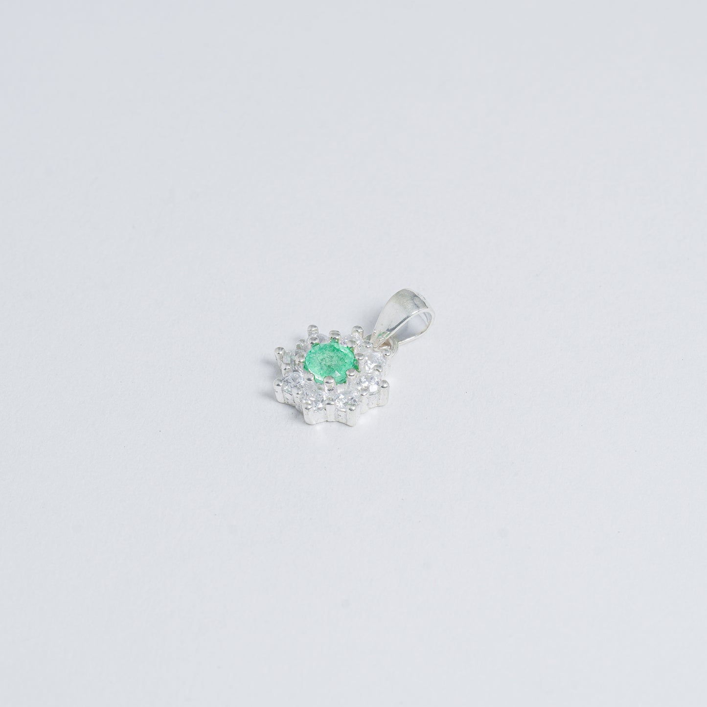 Dije Flor Esmeralda Radiante