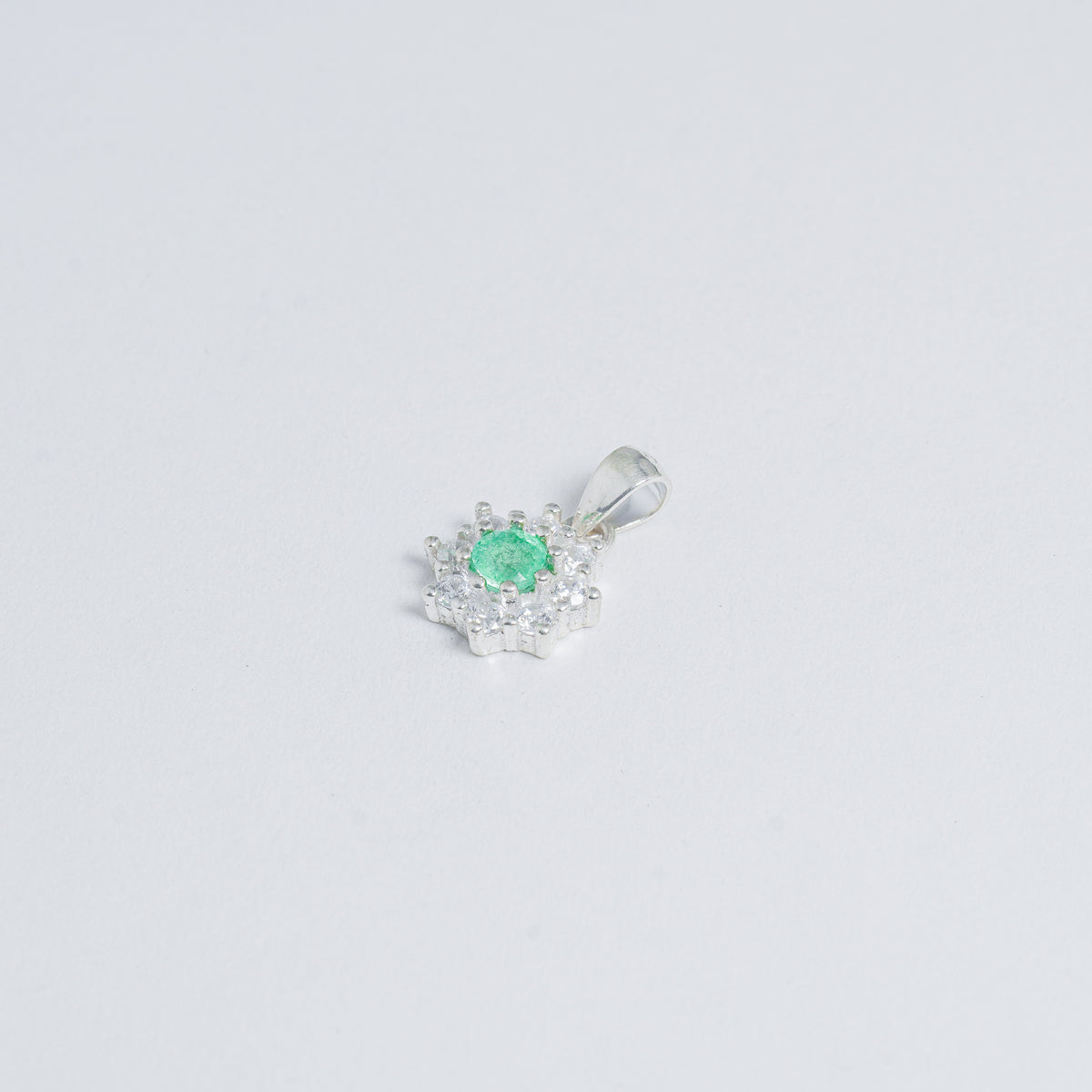 Dije Flor Esmeralda Radiante